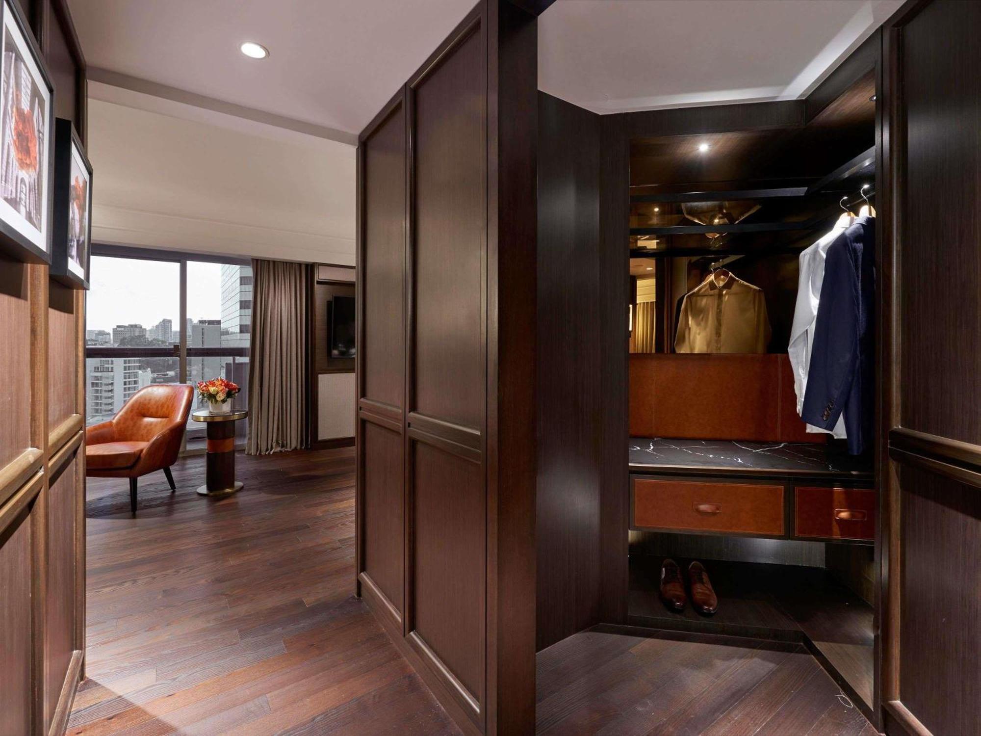 Signature Salon King Suite Separate Lounge Two Balconies